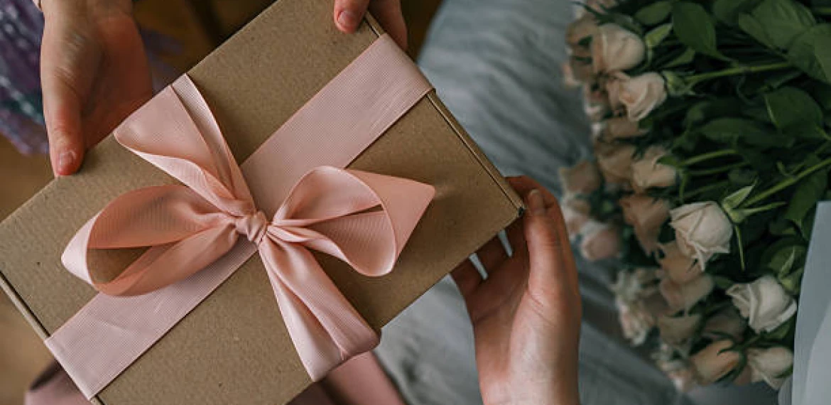 Send Birthday Gifts to Pakistan | Flowers, Cakes & More Gifts Aura