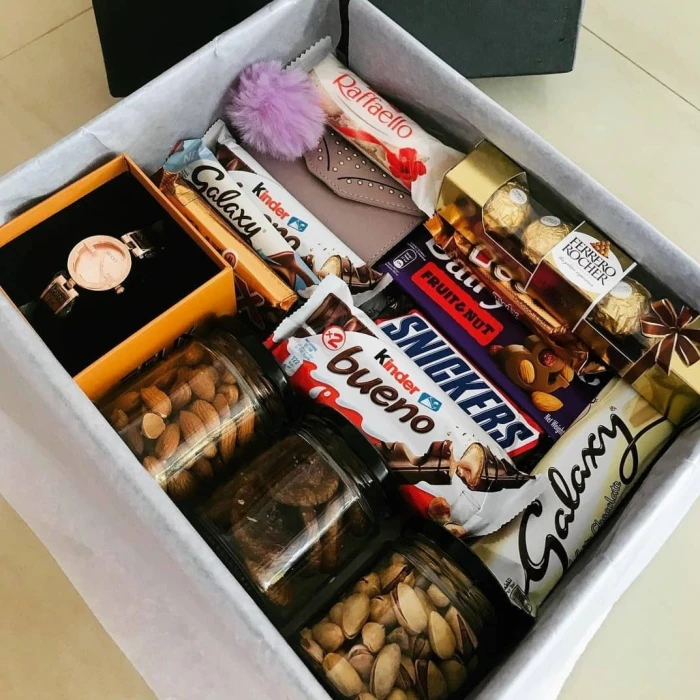 Luxury Customized Gift Box for Her – Chocolates, Dry Fruits & Accessories