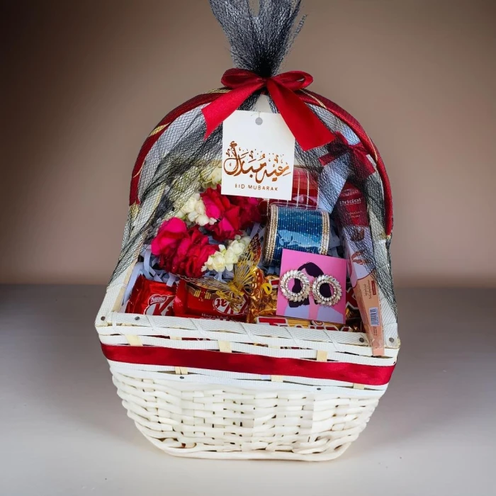 Choco Chic Accessories Basket KitKat & Stylish Jewelry Combo