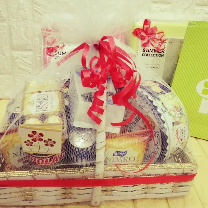 Customized Snacks & Chocolate Gift Basket – Premium Treat Hamper