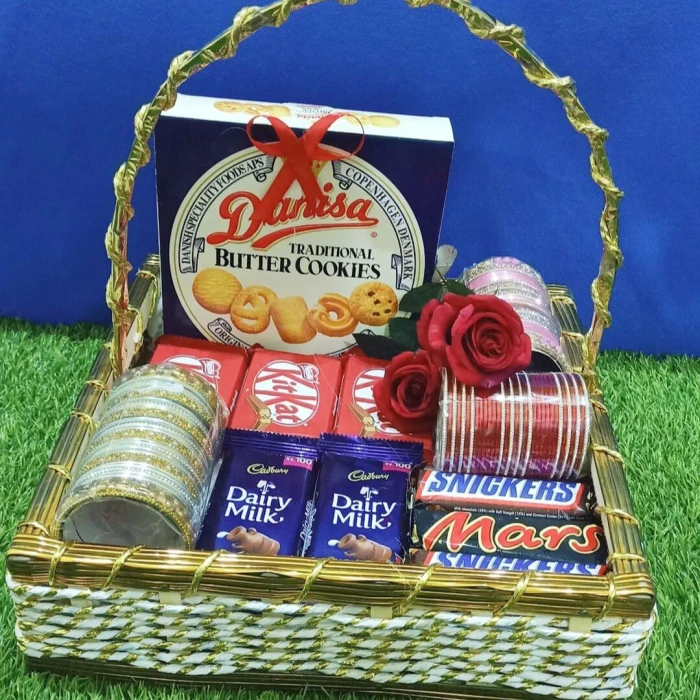Gift Basket for Her – Elegant Chocolates, Accessories & Treats Hamper