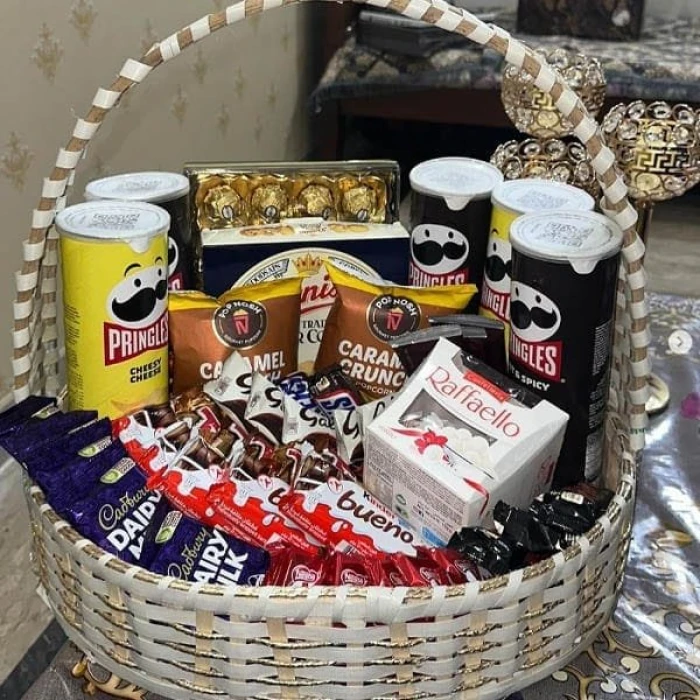 Quality Gift Basket Luxurious Chocolate & Snack Hamper Quality Gift Basket Luxurious Chocolate & Snack Hamper